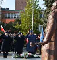 Komendanci namysłowskiej Straży Pożarnej i Policji składają wiązankę kwiatów pod pomnikiem Józefa Piłsudskiego.